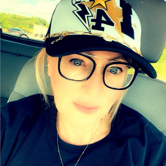 Meet your Posher, Gretchen - Picture 3 of 8